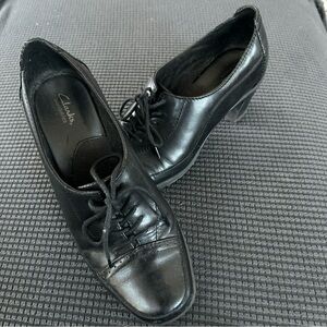 Clarks Women’s Black Leather Lace Up Oxfords 7.5M.  2” heel.